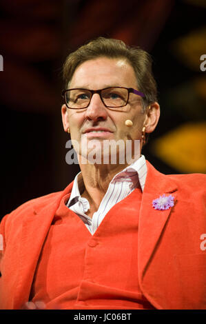 Tony Adams ehemalige Arsenal & England Fußballer sprechen auf der Bühne auf der jährlichen Hay Festival der Literatur und Künste 2017 Hay-on-Wye powys England Wales Stockfoto