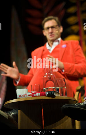 Tony Adams ehemalige Arsenal & England Fußballer sprechen auf der Bühne auf der jährlichen Hay Festival der Literatur und Künste 2017 Hay-on-Wye powys England Wales Stockfoto