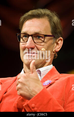 Tony Adams ehemalige Arsenal & England Fußballer sprechen auf der Bühne auf der jährlichen Hay Festival der Literatur und Künste 2017 Hay-on-Wye powys England Wales Stockfoto