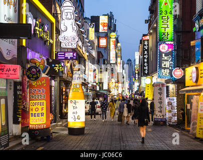 SEOUL, Südkorea - Mai 13: Menschen wandern in den belebten Straßen des Vergnügungsviertels Insadong gesäumt mit Bars und Restaurants in der Nacht. Stockfoto