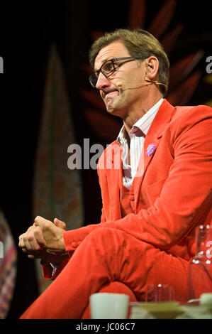 Tony Adams ehemalige Arsenal & England Fußballer sprechen auf der Bühne auf der jährlichen Hay Festival der Literatur und Künste 2017 Hay-on-Wye powys England Wales Stockfoto