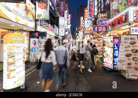 SEOUL, Südkorea - Mai 13: Menschen, gefangen mit Bewegungsunschärfe, Wandern in der Straße von Insadong einkaufen und Unterhaltungsviertel gesäumt Stockfoto