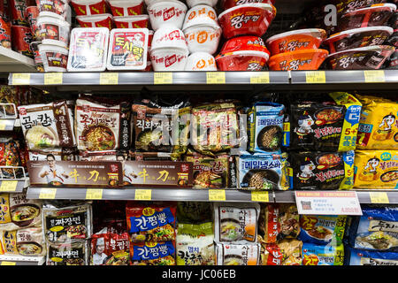 SEOUL, Südkorea - Mai 13: Tasse Instant-Nudeln und Pakete verschiedener Marken in einem Supermarkt in Seoul in Südkorea angezeigt. Stockfoto