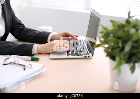 Nahaufnahme des Business Frau Hände Tippen auf Laptop-Computer im weißen farbigen Büro. Stockfoto