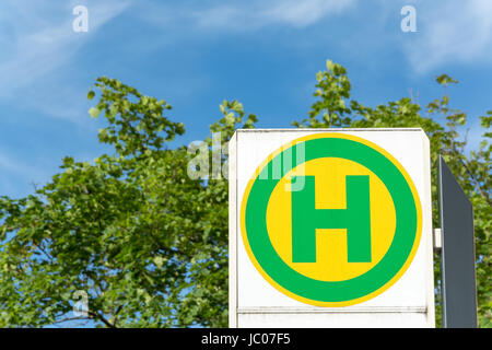 Deutsche Bus Stop-Schild hautnah in der Sonne Stockfoto