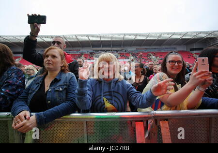 Llanelli, Wales, UK. Samstag, 10. Juni 2017-Fans in der Menschenmenge UB40 Konzert im Parc Y Scarlets, Llanelli, Wales, UK Stockfoto