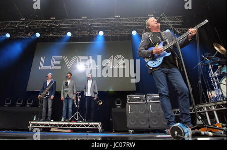 Llanelli, Wales, UK. Samstag, 10. Juni 2017 Mark King von Level 42 auf der Bühne UB40 Konzert in Parc Y Scarlets, Llanelli, Wales, UK Stockfoto