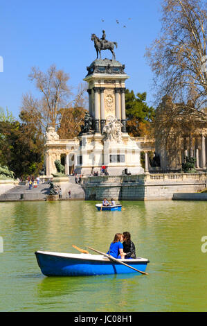 Madrid, Spanien. Parque del Buen Retiro / Retiro-Park. Bootfahren auf dem Estanque / See. Paar küssen im Boot Stockfoto