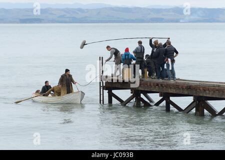 Das Licht zwischen den Ozeanen Jahr: 2016 UK / USA / New Zealand Regie: Derek Cianfrance Jack Thompson, Michael Fassbender Shooting Bild Foto: Davi Russo.  Es ist verboten, das Foto aus dem Kontext der Promotion des Films zu reproduzieren. Es muss die Filmgesellschaft und/oder der Fotograf von zugewiesen oder von autorisierten / erlaubt am Set von der Filmgesellschaft gutgeschrieben werden. Nur für redaktionelle Nutzung. Photo12 gewährt keine Persönlichkeitsrechte der Personen vertreten. Stockfoto