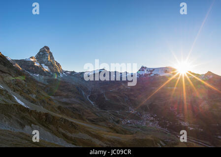 Luftbild bei Sonnenaufgang von Breuil Cervinia Dorf und Cervino oder Matterhorn Bergspitze, berühmten Skiort im Aostatal, Italien. Stockfoto