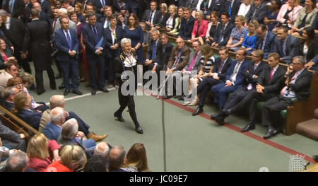 Der Gentleman Usher of Black Rod David Leakey betritt das House Of Commons in London, während seiner ersten Sitzung nach der Wahl. Stockfoto