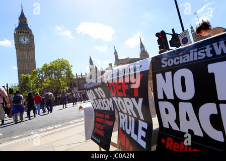 Demonstranten gegen die Tory DUP-Allianz versammelten sich auf dem Parliament Square und marschierten auf der Downing Street. London. Big Ben Stockfoto