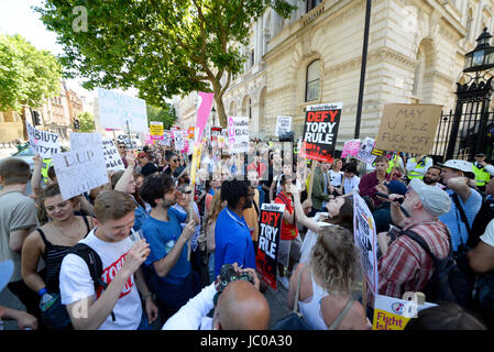 Demonstranten gegen die Tory DUP-Allianz versammelten sich auf dem Parliament Square und marschierten auf der Downing Street. London. Menschenmassen Stockfoto