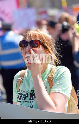 Demonstranten gegen die Tory DUP-Allianz versammelten sich auf dem Parliament Square und marschierten auf der Downing Street. London. Wütende Frau Stockfoto