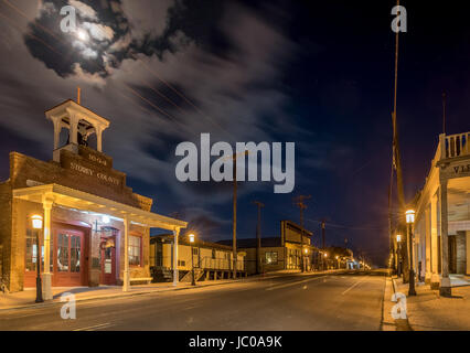 Nacht auf der historischen Hauptstraße von Virginia City, Nevada. Stockfoto