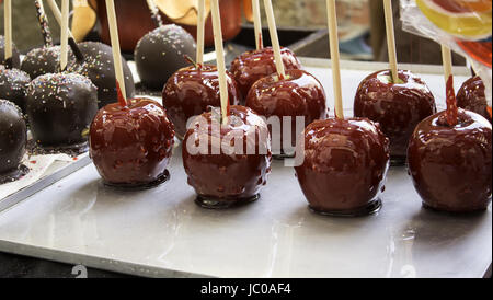 Karamellisierter Schokolade Äpfel mit süßen Späne, Desserts und Veranstaltungen Stockfoto