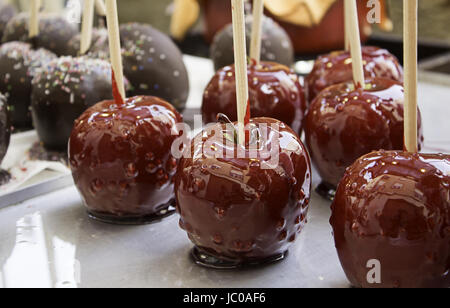 Karamellisierter Schokolade Äpfel mit süßen Späne, Desserts und Veranstaltungen Stockfoto