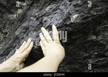 Hände in die Höhle des religiösen Lourdes, Glaubens und der katholischen Glauben Stockfoto