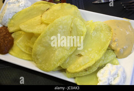Pommes Frites mit Mayonnaise und Bravas, Essen und restaurant Stockfoto
