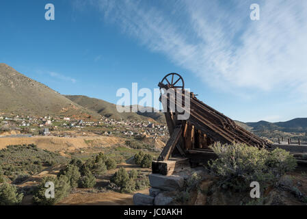 Fördergerüst des die das Kombination Wieliczka und die historischen Bergbaustadt Virginia City, Nevada. Stockfoto