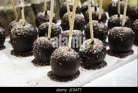 Karamellisierter Schokolade Äpfel mit süßen Späne, Desserts und Veranstaltungen Stockfoto