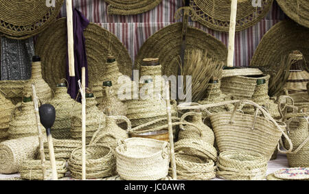 Weidenkörbe und Deko-Objekte für Haus, Verkauf und Handwerk Stockfoto