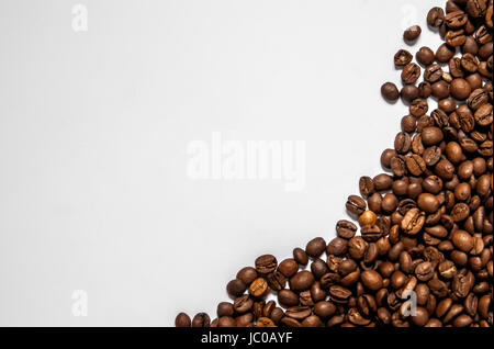 Mischung von verschiedenen Arten von Kaffeebohnen. Kaffee Hintergrund. geröstete Kaffeebohnen. Kaffeebohnen isoliert auf weißem Hintergrund Stockfoto