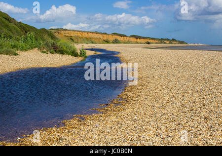 Die pulverförmigen Remoteshell Strand und hölzerne Fußgängerbrücke auf dem Solent Weg, Southampton Water Ende Haken Lane Reitweg, Titchfield gemeinsamen Stockfoto