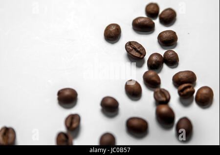 Mischung von verschiedenen Arten von Kaffeebohnen. Kaffee Hintergrund. geröstete Kaffeebohnen. Kaffeebohnen isoliert auf weißem Hintergrund Stockfoto