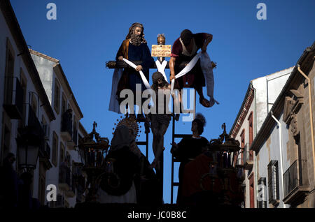 Das Bild des Cofradia del Descendimiento oder die Deseen Bruderschaft während der Karwoche in Baeza, Provinz Jaen, Andalusien, Spanien Stockfoto