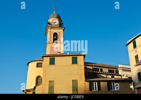 Turm mit Uhr im Dorf von Camogli, Italien Stockfoto