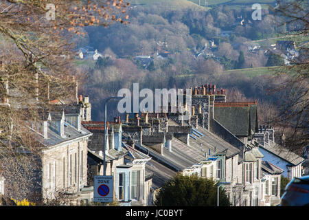 Der Schornstein und die Dachlinie des viktorianischen Terrasse in Kendal, Cumbria Stockfoto