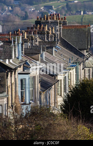 Der Schornstein und die Dachlinie des viktorianischen Terrasse in Kendal, Cumbria Stockfoto