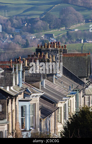 Der Schornstein und die Dachlinie des viktorianischen Terrasse in Kendal, Cumbria Stockfoto