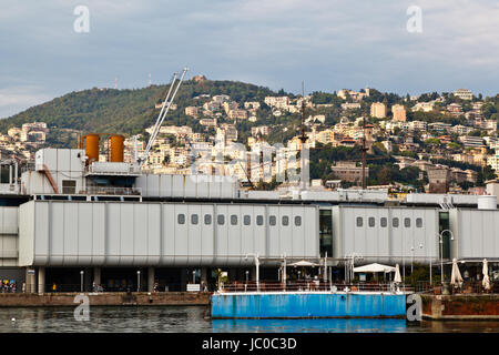Damm und Stadtbild von Genua in Italien Stockfoto