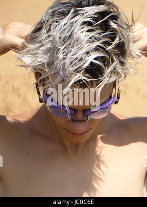 Blonde Kerl auf dem Strand, mit einem Schnorchel Schutzbrille Stockfoto