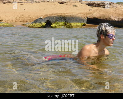 Blonde Junge, Baden im Meer mit Schnorchel Brille Stockfoto