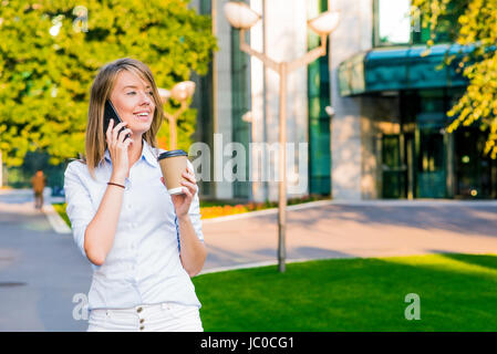 Blick auf eine junge attraktive Geschäftsfrau mit smartphone Stockfoto