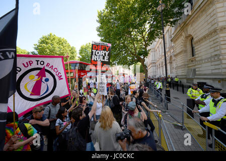 Demonstranten gegen die Tory DUP-Allianz versammelten sich auf dem Parliament Square und marschierten auf der Downing Street. London, Großbritannien Stockfoto