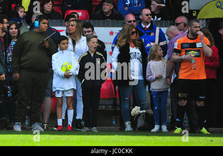 Katie Price und Shayne Ward gelang es einem Team im Banken-Stadion, Walsall. die Charity-Spiel wurde zugunsten der Compton-Hospiz.  Mitwirkende: Katie Price wo: Liverpool, Vereinigtes Königreich bei: Kredit-13. Mai 2017: Tim Edwards/WENN.com Stockfoto