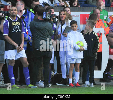 Katie Price und Shayne Ward gelang es einem Team im Banken-Stadion, Walsall. die Charity-Spiel wurde zugunsten der Compton-Hospiz.  Mitwirkende: Katie Price wo: Liverpool, Vereinigtes Königreich bei: Kredit-13. Mai 2017: Tim Edwards/WENN.com Stockfoto