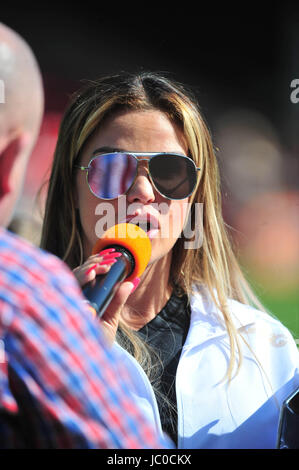 Katie Price und Shayne Ward gelang es einem Team im Banken-Stadion, Walsall. die Charity-Spiel wurde zugunsten der Compton-Hospiz.  Mitwirkende: Katie Price wo: Liverpool, Vereinigtes Königreich bei: Kredit-13. Mai 2017: Tim Edwards/WENN.com Stockfoto