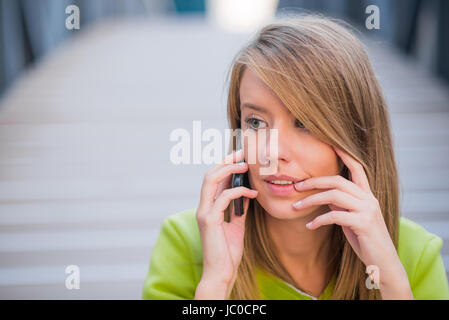 Wirtschaft, Technik und Menschen-Konzept - schwere Geschäftsfrau mit Smartphone sprechen über Bürogebäude Stockfoto