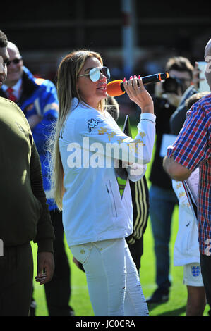 Katie Price und Shayne Ward gelang es einem Team im Banken-Stadion, Walsall. die Charity-Spiel wurde zugunsten der Compton-Hospiz.  Mitwirkende: Katie Price wo: Liverpool, Vereinigtes Königreich bei: Kredit-13. Mai 2017: Tim Edwards/WENN.com Stockfoto