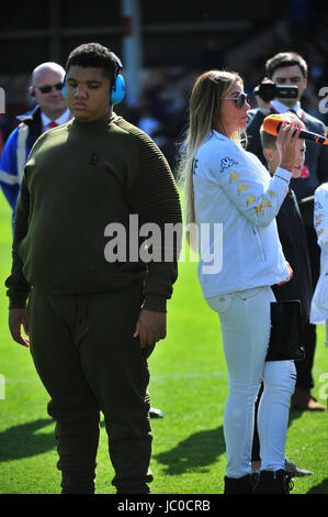 Katie Price und Shayne Ward gelang es einem Team im Banken-Stadion, Walsall. die Charity-Spiel wurde zugunsten der Compton-Hospiz.  Mitwirkende: Katie Price wo: Liverpool, Vereinigtes Königreich bei: Kredit-13. Mai 2017: Tim Edwards/WENN.com Stockfoto