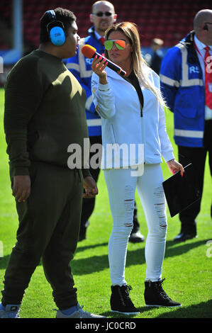 Katie Price und Shayne Ward gelang es einem Team im Banken-Stadion, Walsall. die Charity-Spiel wurde zugunsten der Compton-Hospiz.  Mitwirkende: Katie Price wo: Liverpool, Vereinigtes Königreich bei: Kredit-13. Mai 2017: Tim Edwards/WENN.com Stockfoto