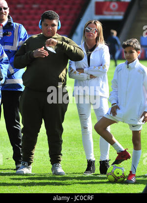 Katie Price und Shayne Ward gelang es einem Team im Banken-Stadion, Walsall. die Charity-Spiel wurde zugunsten der Compton-Hospiz.  Mitwirkende: Katie Price wo: Liverpool, Vereinigtes Königreich bei: Kredit-13. Mai 2017: Tim Edwards/WENN.com Stockfoto