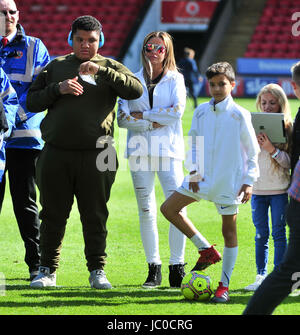 Katie Price und Shayne Ward gelang es einem Team im Banken-Stadion, Walsall. die Charity-Spiel wurde zugunsten der Compton-Hospiz.  Mitwirkende: Katie Price wo: Liverpool, Vereinigtes Königreich bei: Kredit-13. Mai 2017: Tim Edwards/WENN.com Stockfoto