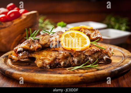 BBQ spare Ribs mit Orange und dips Stockfoto