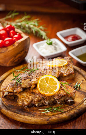 BBQ spare Ribs mit Orange und dips Stockfoto